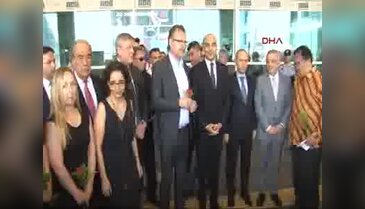Konsoloslar Atatürk Havalimanı'nda patlamanın olduğu yere çiçek bıraktı