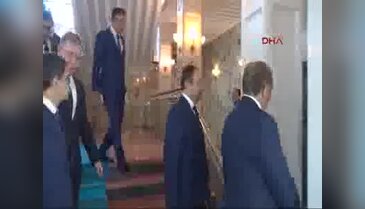 Çocuk sevinci: Kadir Topbaş'ın başından aşağı gül yaprağı döktü