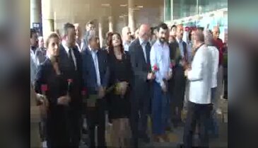 CHP'liler havalimanına karanfiller bıraktı