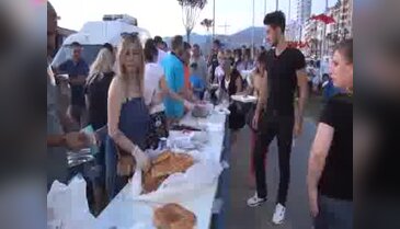 İzmirliler iftarda kordonda buluştu