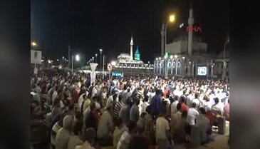 Mevlana Meydanı'nda, binlerce kişi ellerini semaya açtı