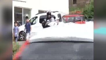 Motosikletiyle engelleri aşıyor