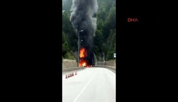 Bolu'nun Mengen İlçesi'nde tiner yüklü TIR'ın tünel girişine çarpması sonucu olan kazada tır yandı