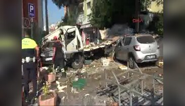 Freni patlayan kamyonet 4 aracın üzerine uçtu: 1 ölü, 1 yaralı