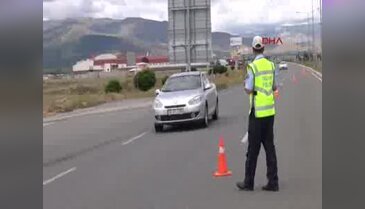 İlk bayram şekerleri polislerden