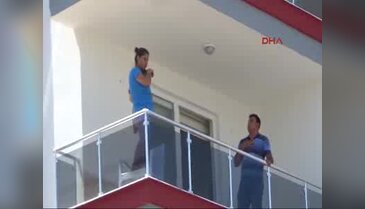 Kucağında çocuğuyla balkonda intihara kalkıştı