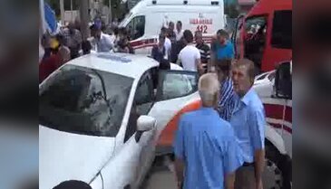 Düzce'de otomobil elektrikli bisiklete çarptı 3 yaralı