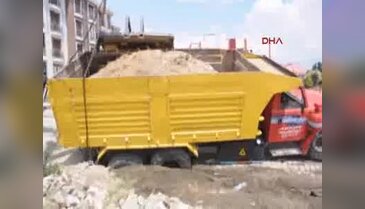 Tekirdağ Malkara seyir halinde kamyon çöken yola düştü