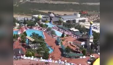 Kuşadasında kaydırakla uçarak serinleme keyfi