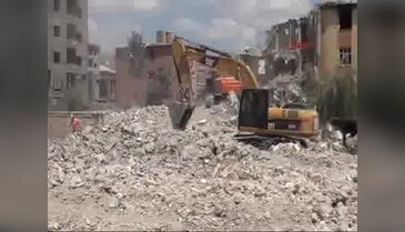Yüksekova'daki enkaz kaldırılıyor
