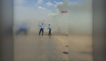 TIR'ın dorsesindeki saman balyası elektrik teline çarpıtı: 3 araç yandı