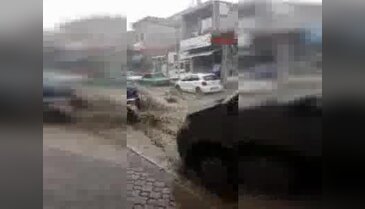 Kayseri'de 1 kişinin hayatını kaybettiği selde  araçlar böyle sürüklendi - 1