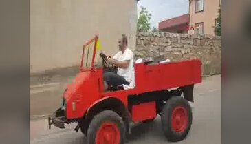 64 yıllık baba yadigarı aracıyla geçmişi yaşıyor