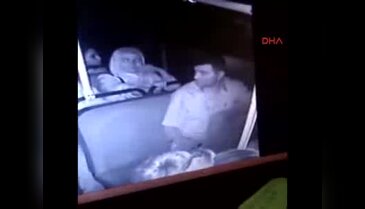 Otobüste düşürdüğü cüzdanını yanında oturan kişi aldı