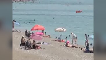 Antalya'da sıcak hava ile birlikte vatandaşlar denize koştu