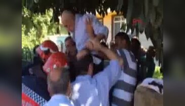 Bacağına saplanan demirle hastaneye kaldırıldı