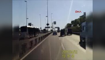 Otomobilin metrobüs yoluna girme anı