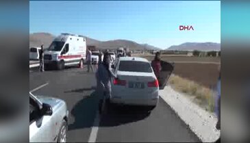 İki otomobil çarpıştı: 2 ölü, 6 yaralı