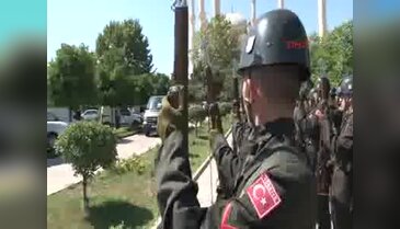 Şehidin kardeşi ağabeyini asker selamıyla uğurladı