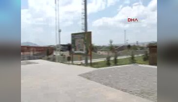 Sıcaktan bunalan hayvanlar, buzlu meyve kokteylleri ile serinliyor