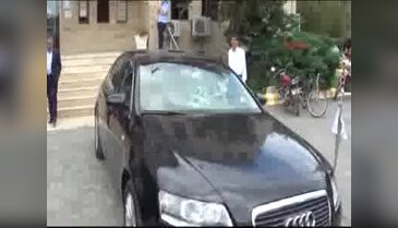 Iğdır Belediye Başkanı'nın aracının camını kırdılar