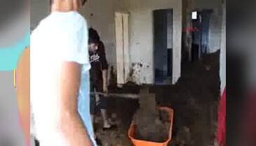 Sel suları duvarı yıkıp eve doldu, 4 kişi ölümden döndü