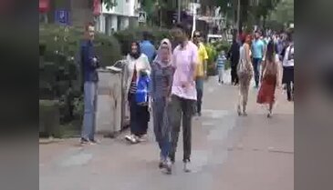 El ele gezerken sürpriz evlenme teklifi duygulandırdı