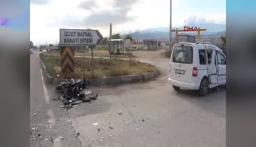 Motosiklet sürücüsü çarptığı aracın kırılan camından içeri girdi