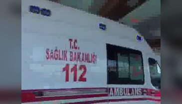 Bıçaklı saldırganı durdurmak isteyen polis, bıçaklandı