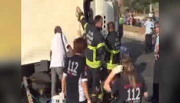 Kamyonet motosikletlilerin üzerine devrildi: 1 ölü, 3 yaralı