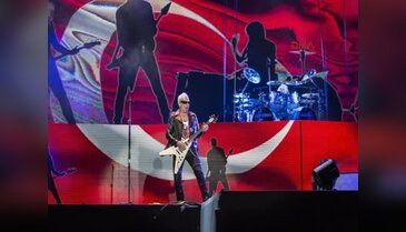 Scorpions'ın hayranları 50 yıl konserleri için uzun kuyruklar oluşturdu