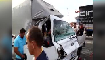 Bursalı araçlar Kocaeli'de çarpıştı! 3 yaralı