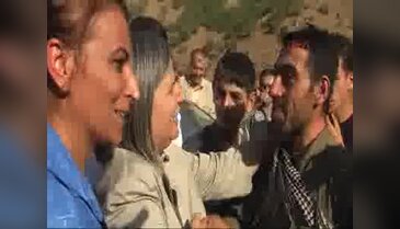 PKK'lı teröristlerin BDP'li milletvekillerinin yolunu kesmesinden arşiv görüntü