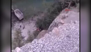 50 metrelik uçuruma yuvarlanan kamyonun sürücüsü öldü