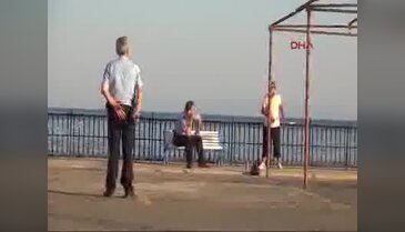 Kendini yakmak istedi, çakmak elinden düşünce etkisiz hale getirildi