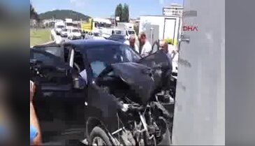 Ümraniye'de cip direğe çarptı: 1 yaralı