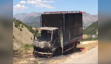 Tunceli'de yol kesen PKK'lılar araç yaktı