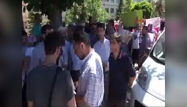 Sivas'ta okulların birleştirilmesi kararı protesto edildi