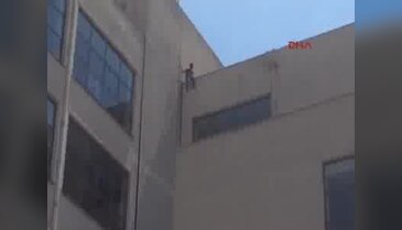 Bunalıma girince hastanenin çatısına çıktı