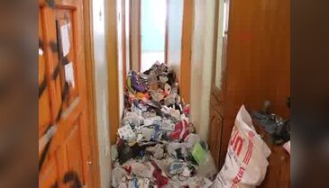Öğretmenin evinden 5 kamyon çöp çıktı