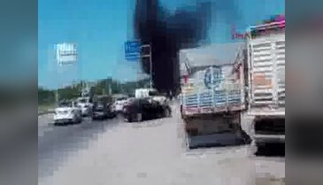 Kavşakta 2 otomobil çarpıştı: 4 yaralı