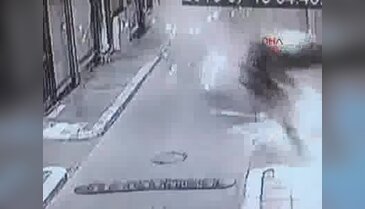 Otomobilin işyerine çarptığı kaza güvenlik kamerasında