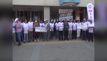 "Yemek yardımını alamayan belediye memurları bir günlük iş bıraktı"