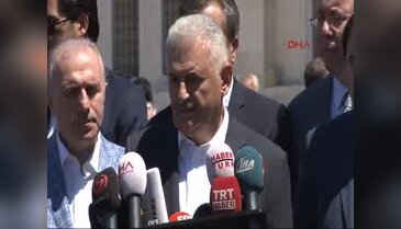 Başbakan Binali Yıldırım: Bayraklarımızı yarıya indiriyoruz