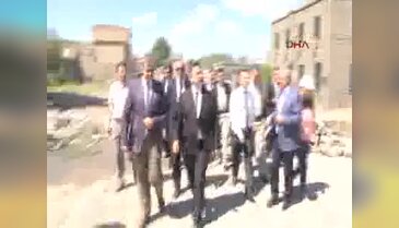 Milli Eğitim Bakanı Yılmaz, Sur Bölgesindeki Okullarda incelemelerde bulundu