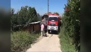 Alevlerin arasında kalan ineklerini kurtardı