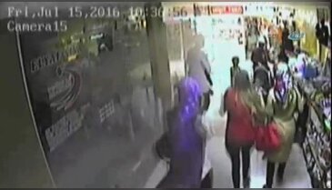 Havai fişekli meşaleli soygun girişimi kamerada