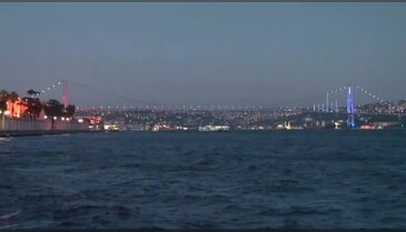 Boğaziçi Köprüsü Fransız bayrağının renkleriyle aydınlatıldı