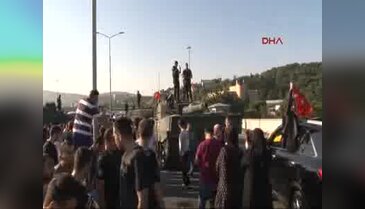 Boğaziçi Köprüsü'nde tankların üzerinde hatıra fotoğrafı çektirdiler