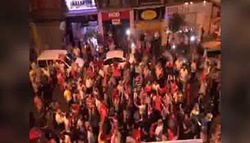 Avcılar AK parti önünde toplandılar